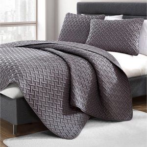 NWOT VCNY Nina 3-Piece Embossed Quilt Set Queen
